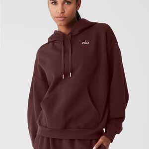 Alo Yoga Accolade Hoodie in Cherry Cola